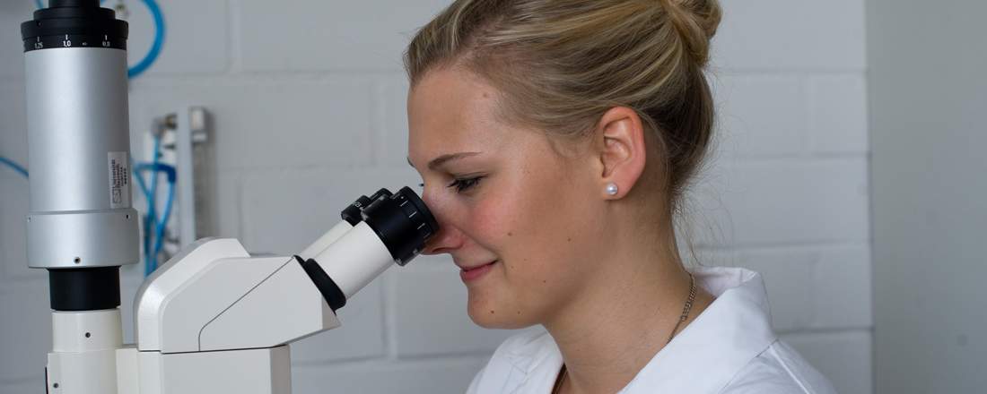 Master's programme Biofabrication, Student at microscope.